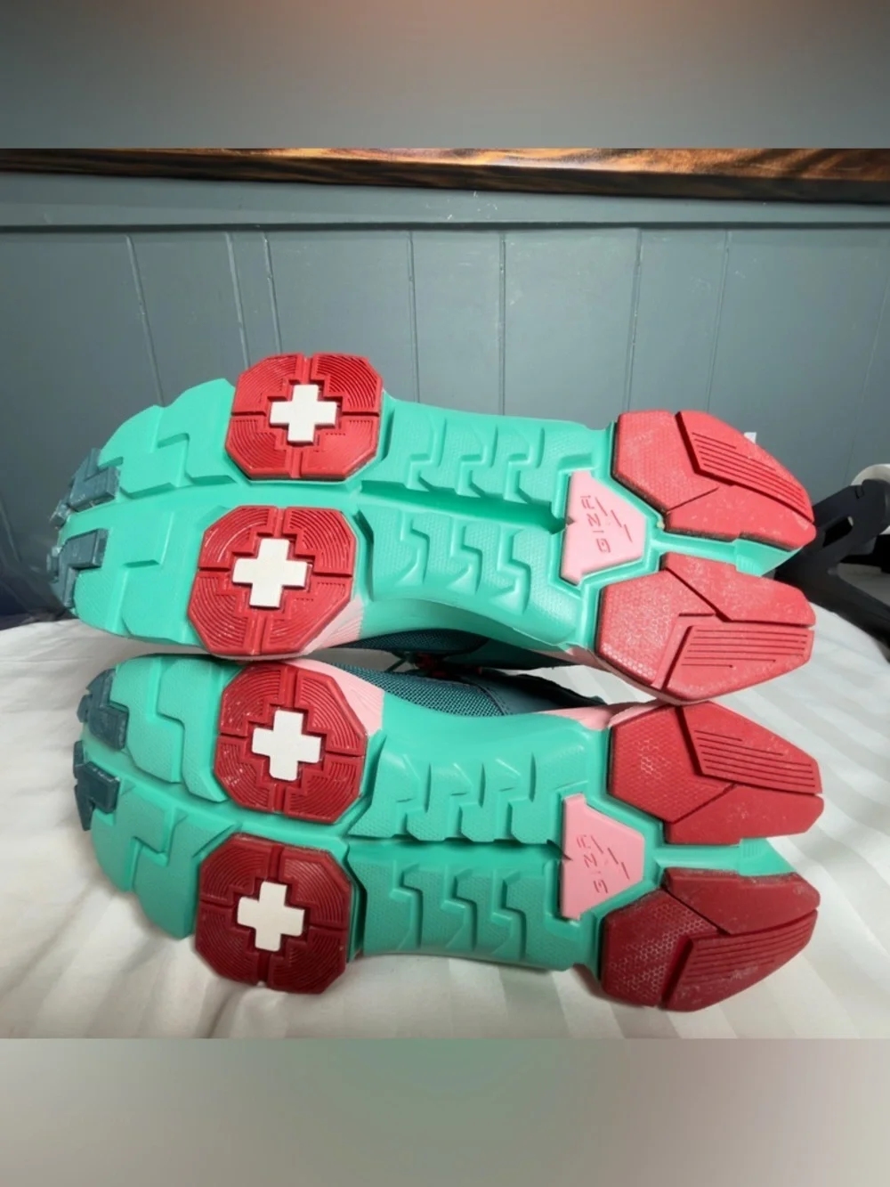 Men's Teal & Pink Lightweight Sneakers